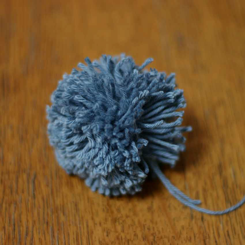 かぎ針編みの小物に添える毛糸のボンボンの作り方。ウール糸と仕上げ用のハサミ