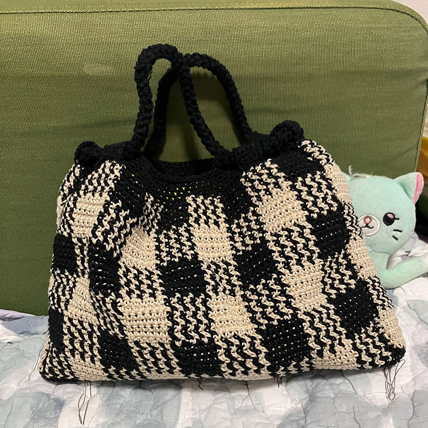 さゆりさんのかぎ針編み作品「ギンガムチェックのギャザーバッグ」
