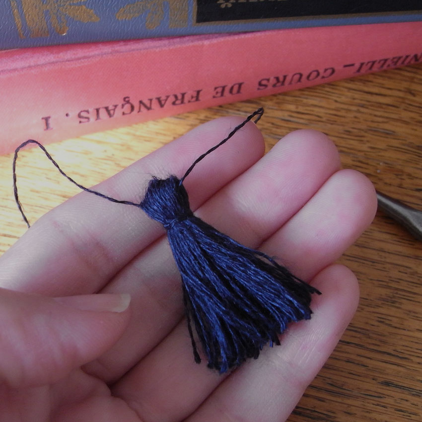 毛糸で作るシンプルなタッセルの飾り。制作デスクに並ぶ材料とふんわりしたタッセル