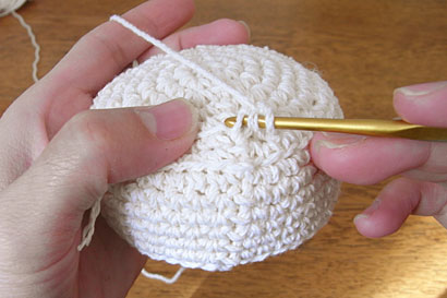かぎ針編み ケーキ ③1つ目の鎖の根元に長編みを4目編みつけます