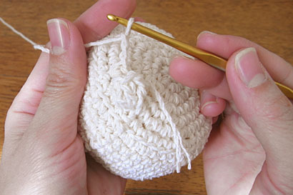 かぎ針編み ケーキ ⑦引き抜き編みに続けて鎖3目を編み、同様に編みます