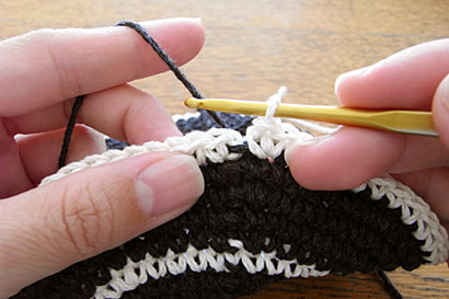 かぎ針編み 色替え ①白い糸の段、最後の1目を編み終えたところです