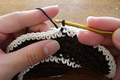 かぎ針編み 色替え ④グレーの糸で引き抜き編みができました