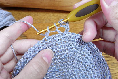 かぎ針編み 麻の葉模様 ⑤3目分あいだを空けて針を入れます