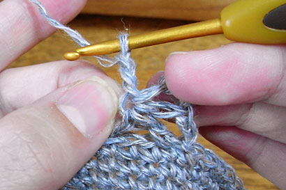 かぎ針編み 麻の葉模様 ⑧丸い輪の部分に針を入れます
