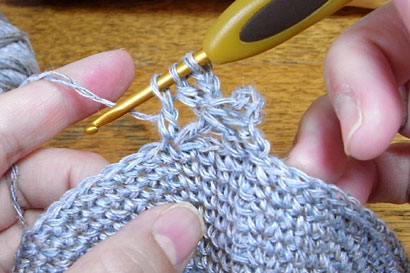 かぎ針編み 麻の葉模様 ⑩⑤で編んだ長編みと同じ位置に、もう1目