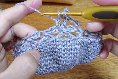 かぎ針編み 麻の葉模様 ⑰もう1目長編みを途中まで編みます