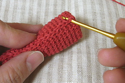 ④新しく糸をつけて引き抜き編みします