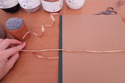 ①A4ノートに糸を巻き、カットしておく糸を2本用意します
