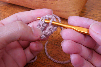 かぎ針編み わ編み [15] 先ほどの矢印の箇所に針を入れます
