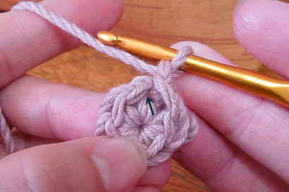 かぎ針編み わ編み [25]矢印の先に針を入れます