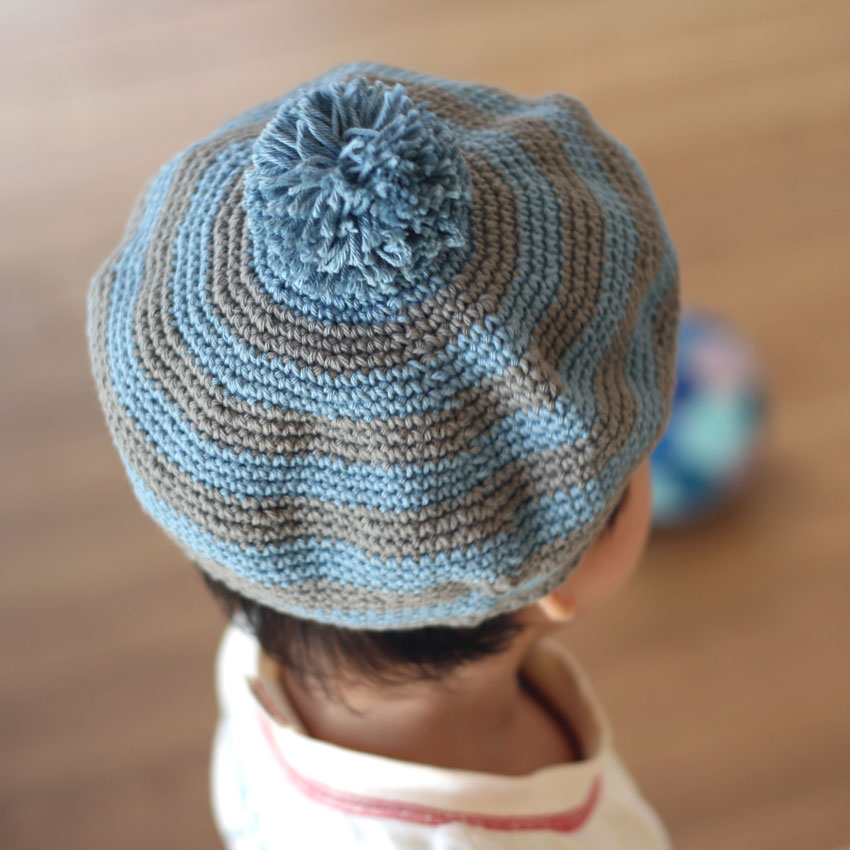 かぎ針編み ボンボンつき子どもベレー帽