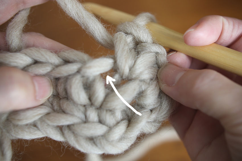 かぎ針編み 次のこま編みは矢印の目に編みます