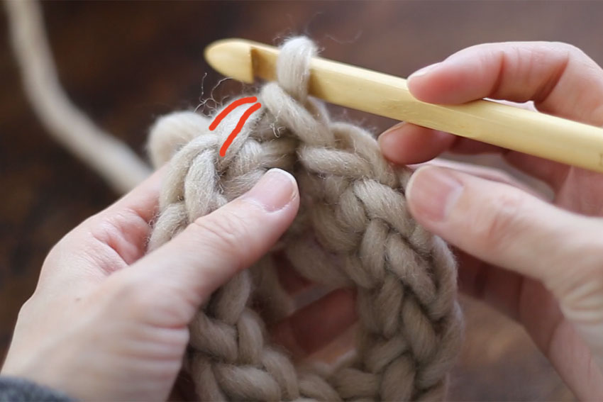 かぎ針編み 次の段は赤線の目に針を入れて編みます