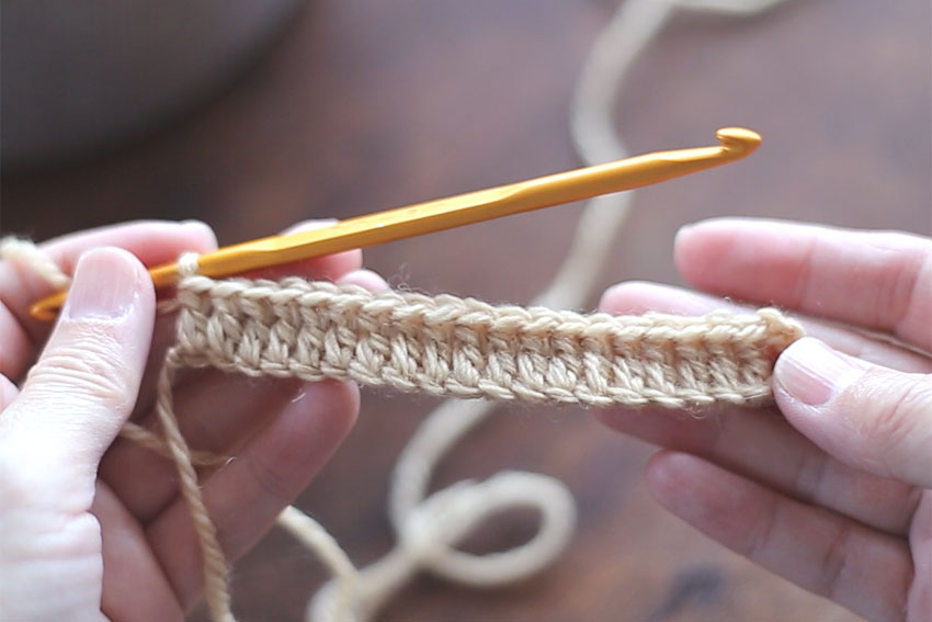 かぎ針編み 1段目の長編みが終わったところ