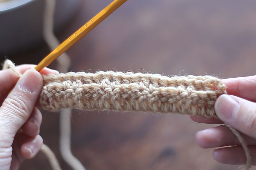 かぎ針編み 2段目を「裏引き上げ編み」で編みました