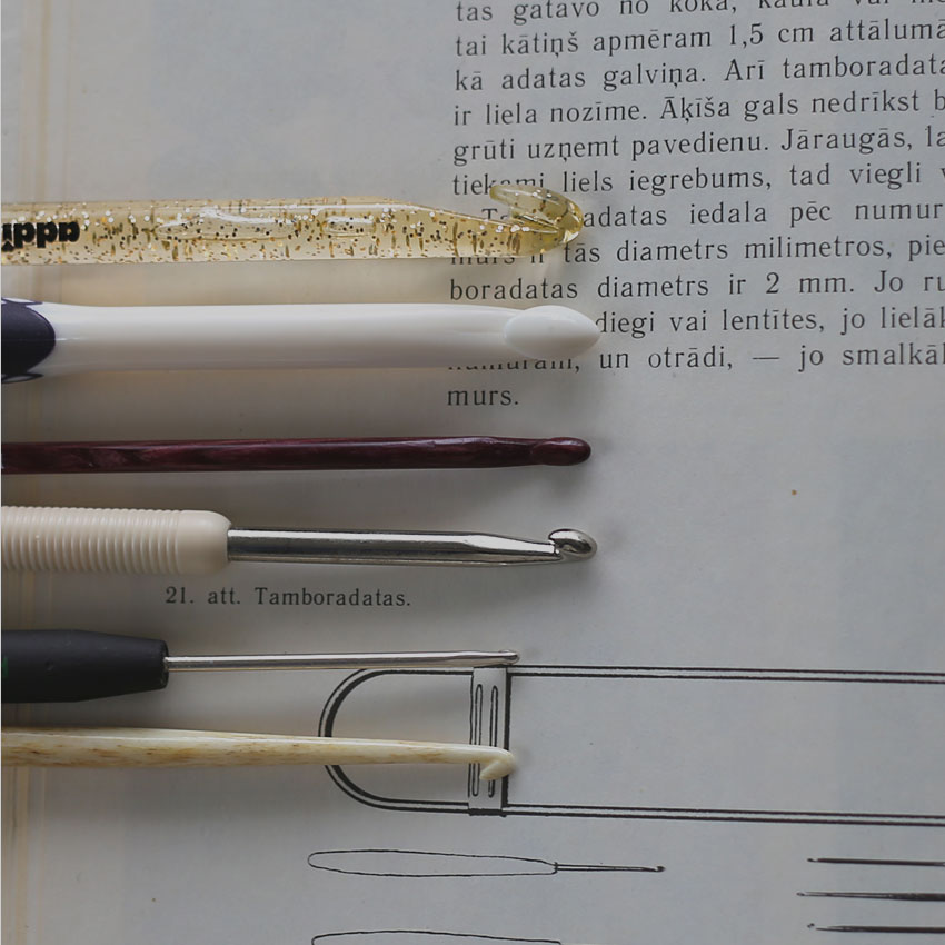 日本と海外（US/UK）の異なるサイズのかぎ針が並んでいる様子