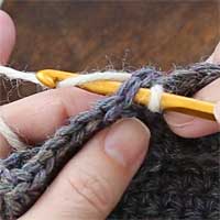 引き抜き編み[2] 針に糸をかけて引き出します。