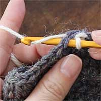 引き抜き編み[6] 針に糸をかけて引き出します。