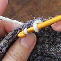 引き抜き編み[7] 針にかかっているループにもくぐらせます。