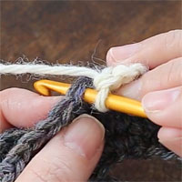 こま編み増し目[1] 前段の目に針を入れてこま編みを編みます。