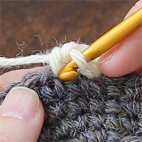 こま編み増し目[4] 先ほどのこま編みと同じところに針を入れます。