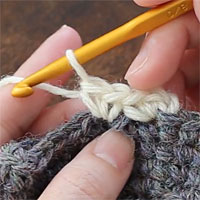 こま編み増し目[7] 同じところにこま編みが2目編めて、増し目ができました。