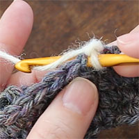 こま編み2目一度[2] 根元に針を入れ、糸をかけて引き出します。