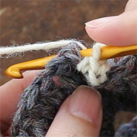 こま編み裏引き上げ編み[3] 針を入れるとこのようになります。