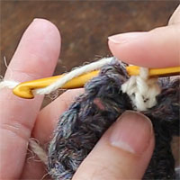こま編み裏引き上げ編み[4] 糸をかけて、編み地の裏側で引き出します。