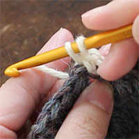 こま編み裏引き上げ編み[5]引き出すとこのようになります。もう一度糸をかけ、2つのループをくぐらせます。