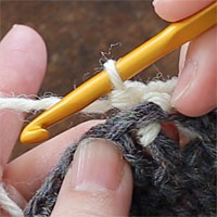 こま編み裏引き上げ編み[6] 2つのループをくぐらせて糸を引き出し、こま編み裏引き上げ編みが1目編めました。