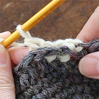 こま編み裏引き上げ編み[7] こま編み裏引き上げ編みが3目並ぶとこのようになります。