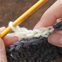 こま編み裏引き上げ編み[8] こま編み裏引き上げ編みの目はこのように見えます。
