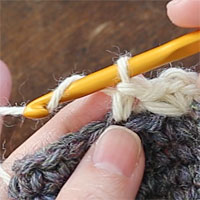 こま編み1､くさり1､こま編み1[2] 糸をかけ、くさりを1目編みます。
