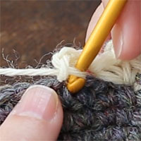 こま編み1､くさり2､こま編み1[3] [1]のこま編みと同じところに針を入れ、糸をかけて引き出します。