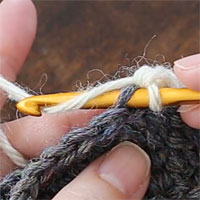 すじ編み[3] 糸をかけて引き出します。