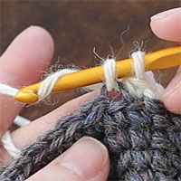 すじ編み[5] もう一度糸をかけて引き出します。