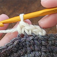 すじ編み[7] 3目編むとこのようになります。編み目の下の手前側に横すじが見えています。