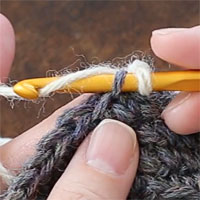 手前側1本だけすくって編むすじ編み[3] 糸をかけて引き出します。