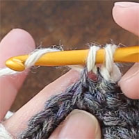 手前側1本だけすくって編むすじ編み[5] もう一度糸をかけて引き出します。