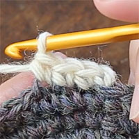 手前側1本だけすくって編むすじ編み[7] 3目編むとこのようになります。横すじは編み地の裏に出ます。