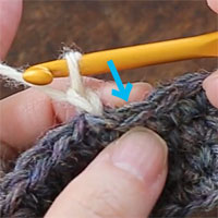 バックこま編み[1] 立ち上がりのくさりを編み、1つ前の目（青矢印）に針を入れます。