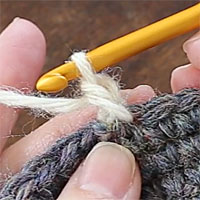 バックこま編み[5] 糸を引き出し、バックこま編みが1目編めました。