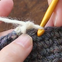 バックこま編み[6] 次の目を編むときも、1つ手前（右）の目に針を入れます。