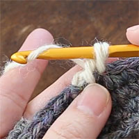 バックこま編み[9] もう一度糸をかけて引き出します。