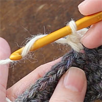 中長編み[1] 針に糸をかけます。