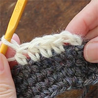 中長編み[7] 5目編むとこのようになります。一番右にある立ち上がりのくさりも中長編み1目と数えます。