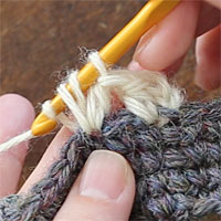 中長編み2目編み入れる[6] もう一度糸をかけて引き出します。