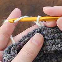 くさり編み[3] また、針に糸をかけます。